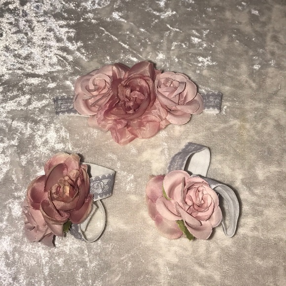 NWOT! Infant floral/lace like footies with matching flower headband - Picture 1 of 2